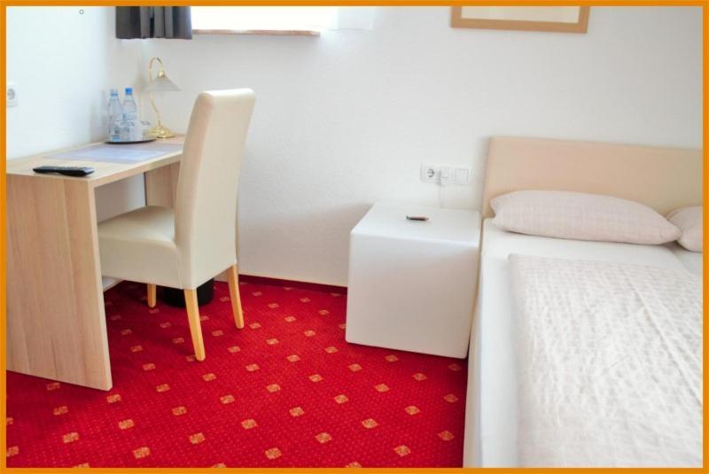 Hotel-Garni 'Zum Weinkrug' ゾンマーハウゼン エクステリア 写真