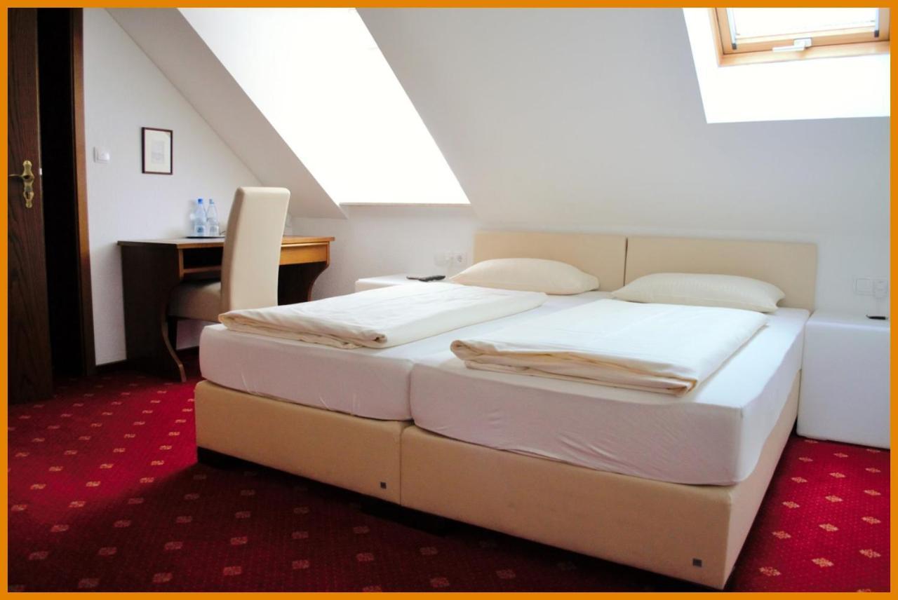 Hotel-Garni 'Zum Weinkrug' ゾンマーハウゼン エクステリア 写真