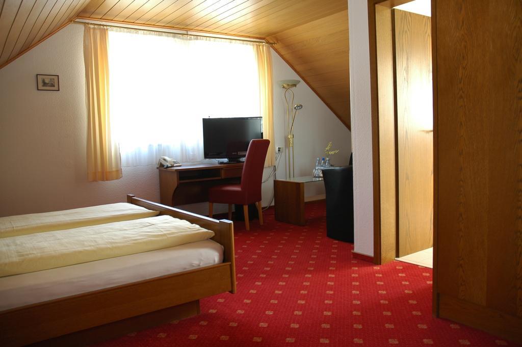 Hotel-Garni 'Zum Weinkrug' ゾンマーハウゼン 部屋 写真
