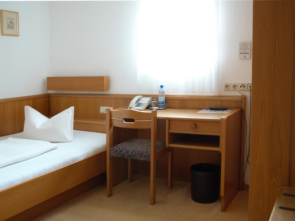 Hotel-Garni 'Zum Weinkrug' ゾンマーハウゼン 部屋 写真