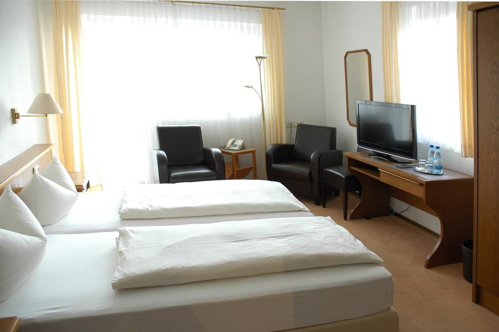 Hotel-Garni 'Zum Weinkrug' ゾンマーハウゼン 部屋 写真