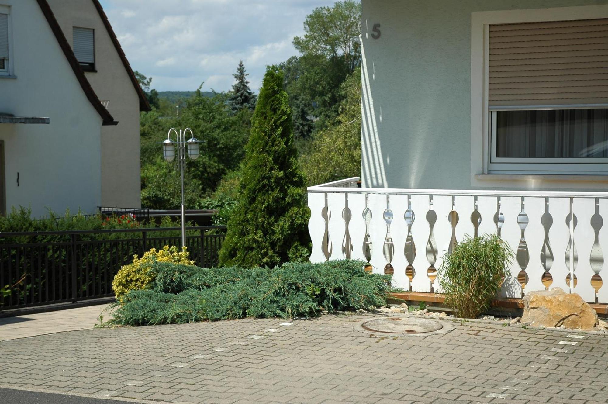 Hotel-Garni 'Zum Weinkrug' ゾンマーハウゼン エクステリア 写真
